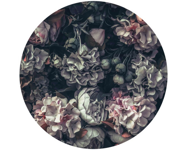 Bloemen in vintage stijl op een behangcirkel, met gedetailleerde bloemblaadjes en een zachte, verweerde uitstraling.