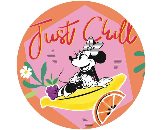 Behangcirkel van Minnie Mouse in een ontspannen sfeer, chillend op een zonnige dag met vrolijke kleuren.