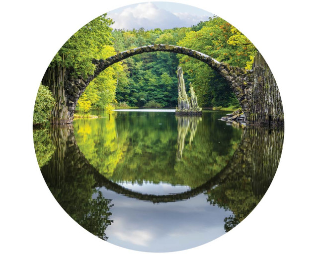 De Rakotzbrug, ook bekend als de Duivelsbrug, in Kromlau, Duitsland, afgebeeld op een rustieke behangcirkel.