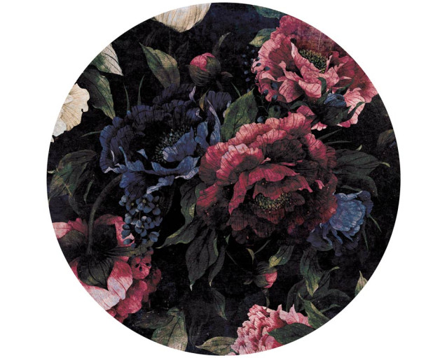 Klassiek bloemenkunstwerk op een behangcirkel, met gedetailleerde bloemen in een schilderachtige stijl.