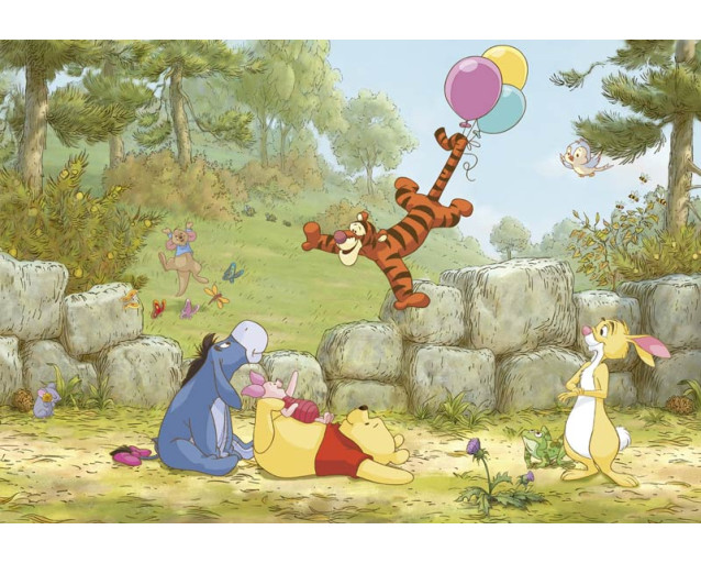 Winnie de Poeh fotobehang met kleurrijke ballonnen die door het bos zweven, ideaal voor een speelse kinderkamer.