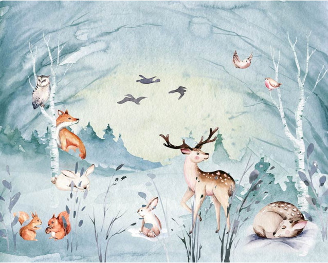 Kinderbehang met dieren die in een serene bosomgeving spelen, weergegeven in warme, natuurlijke kleuren.