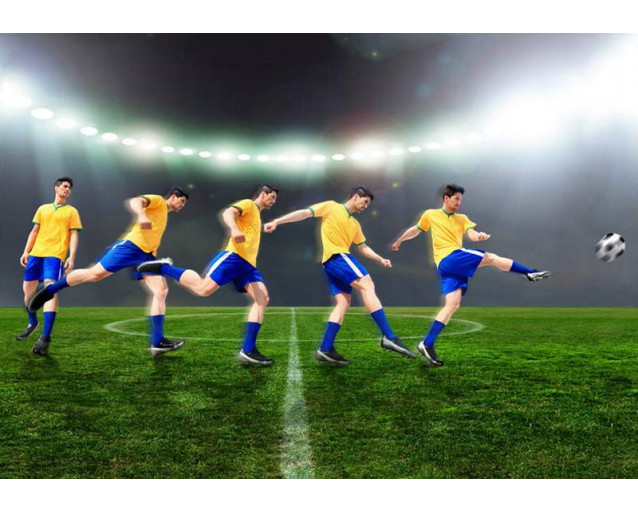 Slow motion weergave van een voetballer die schiet, vastgelegd in een stadion met dramatische belichting.