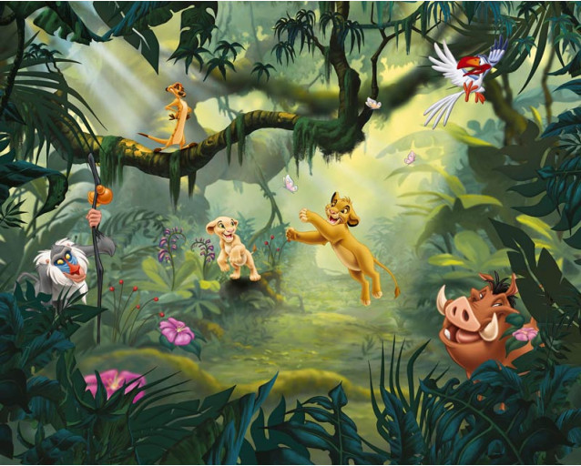 Lion King Hakuna Matata fotobehang met Simba, Timon en Pumbaa die zorgeloos door de savanne wandelen, onder een stralende zon.