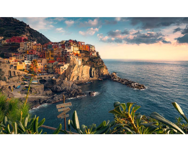 Manarola Cinque Terre met uitzicht op de Middellandse Zee in Italië.