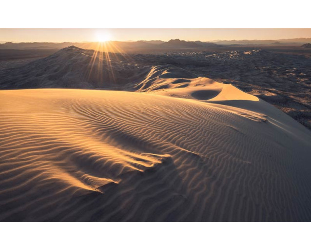 Uitgestrekte zandduinen en een woestijnlandschap van de Mojavewoestijn, perfect weergegeven op dit fotobehang.