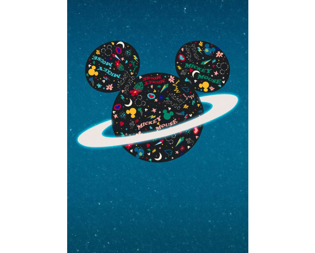 Fotobehang van Mickey Mouse op een fantasieplaneet, omgeven door sterren en kleurrijke hemellichamen in een speelse Disney-wereld.