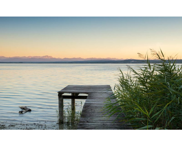 Uitzicht op de Alpen met een pier aan de Ammersee, een prachtig landschap.