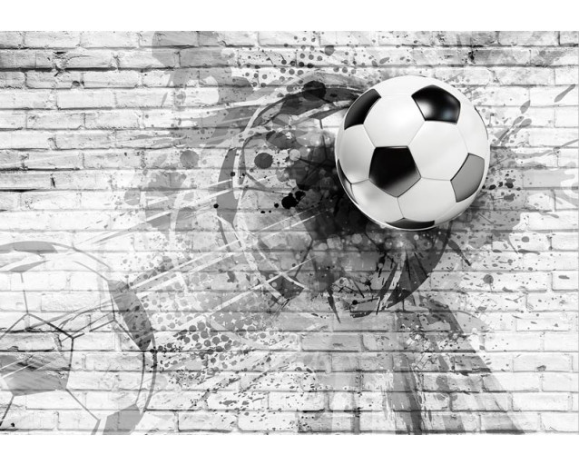 Zwart-wit voetbalkunst op een bakstenen muur, met een rauwe en stoere uitstraling.