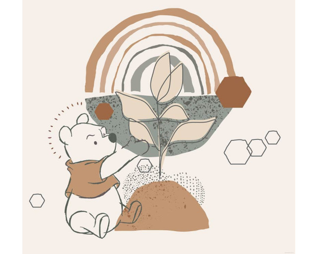 Winnie the Pooh Grow fotobehang met Winnie de Poeh die vrolijk bloemen water geeft, in een zonnige tuin vol kleur en leven.