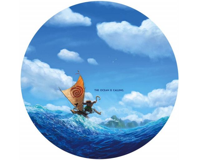 Behangcirkel van Vaiana, met de oceaan die roept, omgeven door golven en een diepblauwe hemel.