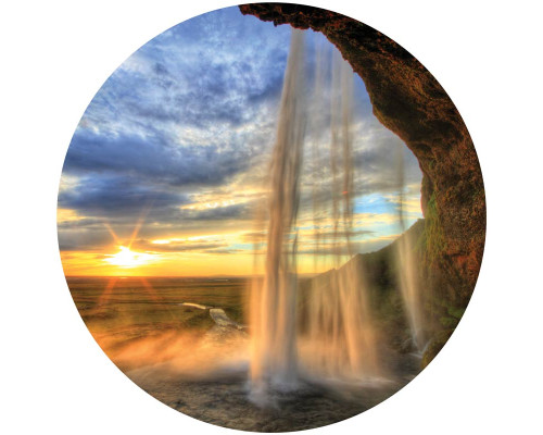 Waterval in een weelderig natuurlandschap, schitterend weergegeven op een rustgevende behangcirkel.