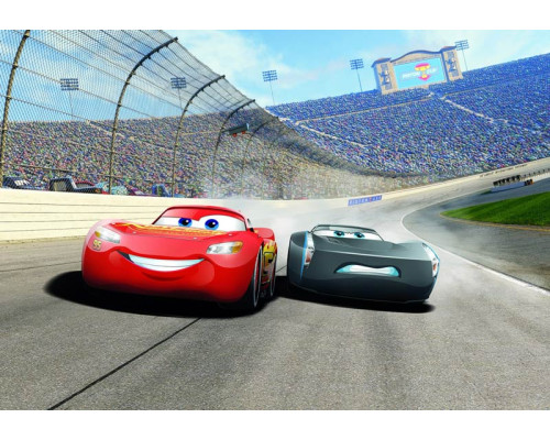 Disney Cars 3 fotobehang met een actievolle race op een bochtige weg, ontworpen voor een kinderkamer.