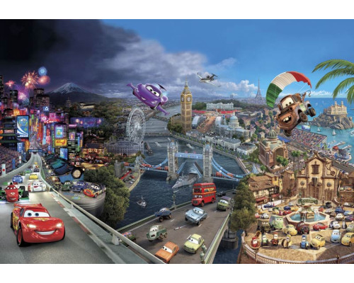 Disney Cars fotobehang van de auto's in een wereld vol avontuur, ideaal voor de kinderkamer.