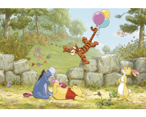 Winnie de Poeh fotobehang met kleurrijke ballonnen die door het bos zweven, ideaal voor een speelse kinderkamer.