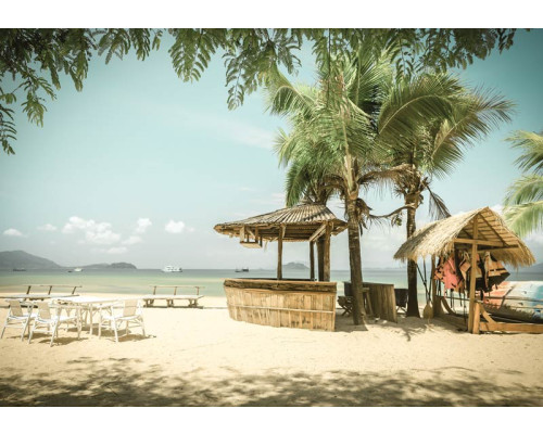 Beach bar aan een tropisch strand met palmbomen en helderblauwe zee, perfect fotobehang voor een zomerse en ontspannen sfeer.