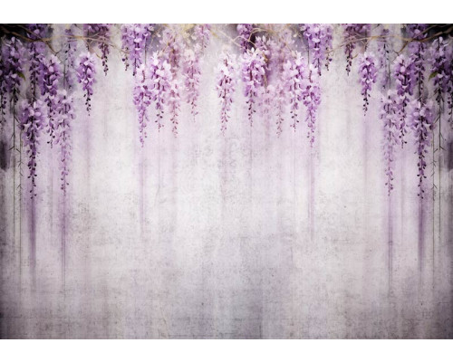Blauweregen die over een betonnen muur klimt, afgebeeld op dit elegante fotobehang met bloemen en klimop.