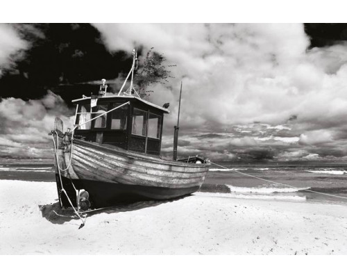 Fotobehang van een schip dat op het strand is aangemeerd, met de golven van de zee op de achtergrond.