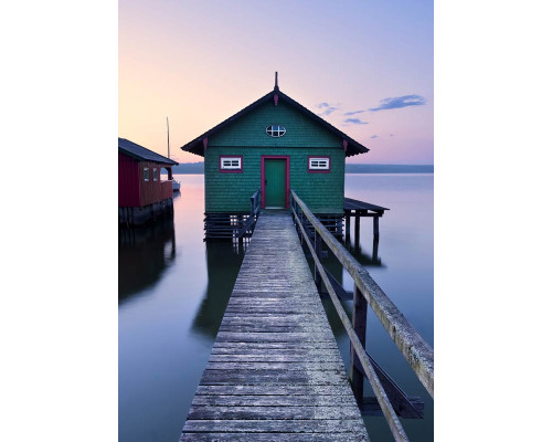 Boothuis groen fotobehang, met een schilderachtig huisje aan het water.