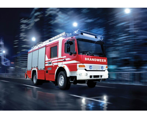 Fotobehang van een brandweerauto in actie, met gedetailleerde weergave van een brandweerwagen.
