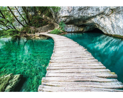 Houten brug over een turquoise vijver, natuurfotobehang met een serene weergave van een vijver.