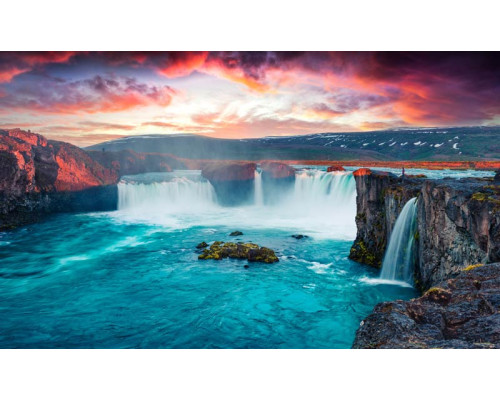 De majestueuze Godafoss-waterval in IJsland, vastgelegd op een natuurgetrouw fotobehang.