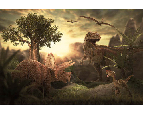 Fotobehang van dinosaurussen die door een dichte jungle trekken, omringd door weelderige planten en bomen.