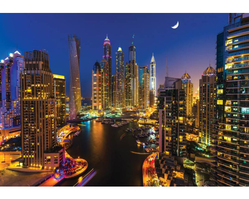 Fotobehang van Dubai met wolkenkrabbers en flatgebouwen in de nacht.