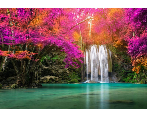 Fotobehang van de Erawan-waterval in Thailand, gelegen in een nationaal park omringd door bossen en natuur.