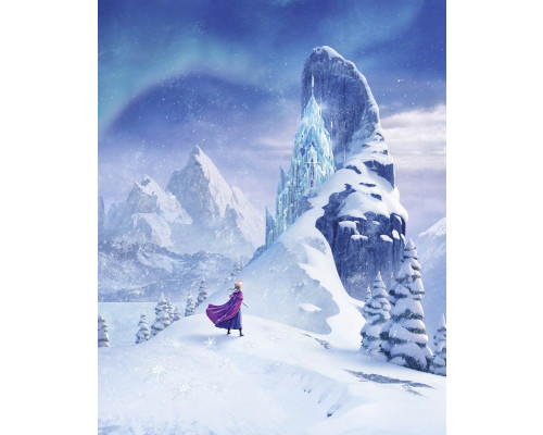 Frozen Herfstkoninkrijk fotobehang met Elsa en Anna in een herfstachtig bos, omringd door vallende bladeren en warme herfstkleuren.