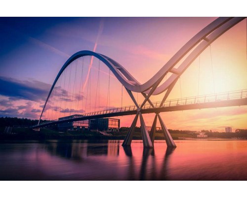 Infinity Bridge bij zonsondergang in Engeland, prachtig vastgelegd op dit fotobehang.