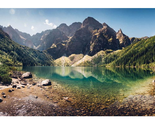 Fotobehang van een kristalhelder bergmeer, met een natuurweergave van bergen en water.