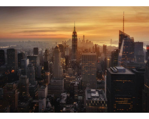 Fotobehang met een magische zonsondergang boven de wolkenkrabbers van de New York skyline.