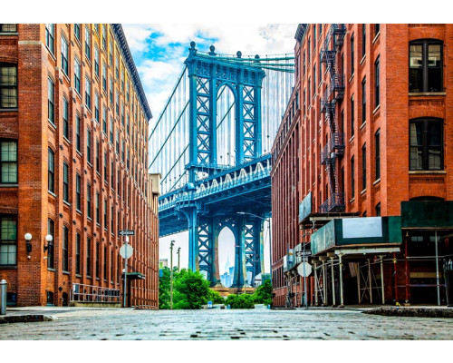 Fotobehang van de Manhattan Bridge tussen gebouwen, met een stedelijk uitzicht op Washington Street in Brooklyn.