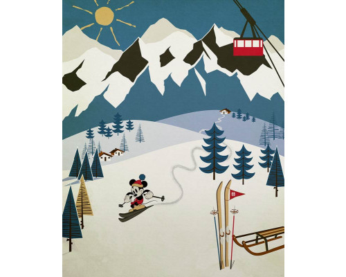 Mickey Alpine Mouse fotobehang toont Mickey in een ski-outfit, afdalend van de Alpen met besneeuwde bergtoppen en dennenbomen.