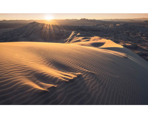 Uitgestrekte zandduinen en een woestijnlandschap van de Mojavewoestijn, perfect weergegeven op dit fotobehang.