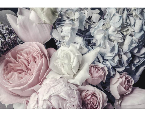 Pastel bloemen fotobehang met rozen, pioenrozen en tulpen, romantische sfeer.