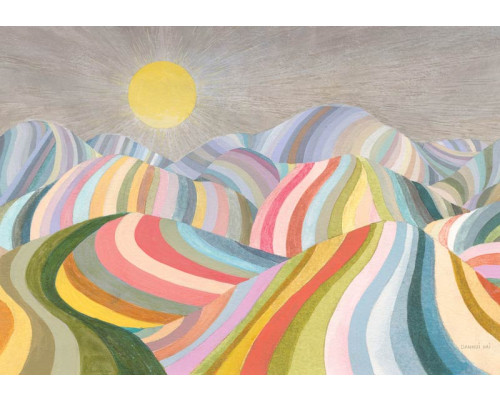 Fotobehang met een kleurrijke regenboog boven een schilderachtig berglandschap, met sfeervolle bergen op de achtergrond.