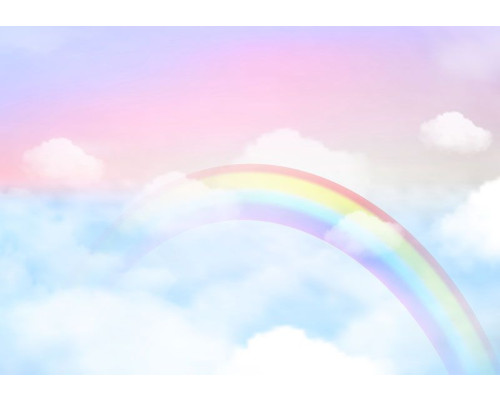 Fotobehang met een dromerige regenboog en zachte wolken in pastelkleuren op een roze achtergrond.