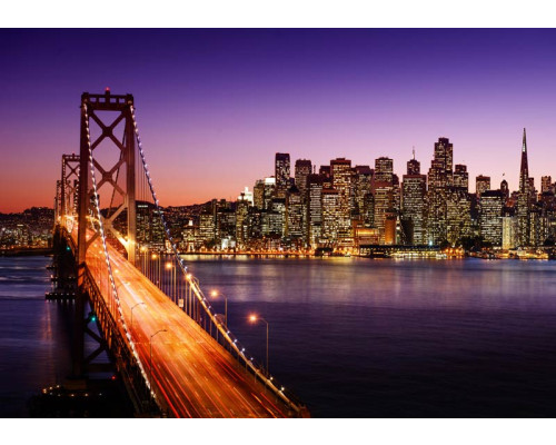 Fotobehang van de Oakland Bay Bridge in San Francisco, prachtig verlicht tegen een nachtelijke skyline.