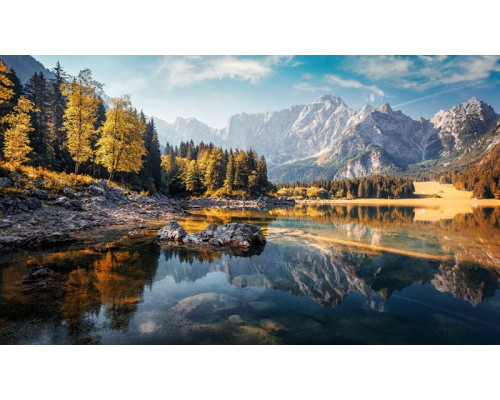 Sereniteit straalt van dit fotobehang, met een bergmeer dat wordt omringd door dichte bossen en bergen.