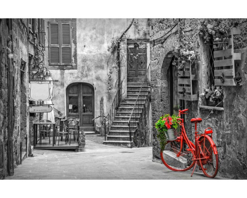 Een steeg in Toscane, Italië, met pittoreske straatjes en historische architectuur, afgebeeld op fotobehang.