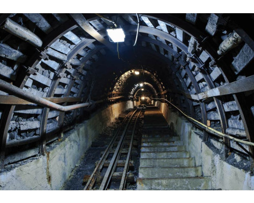 Steenkolenmijn met een 3D-tunnel en spooreffecten op indrukwekkend fotobehang.