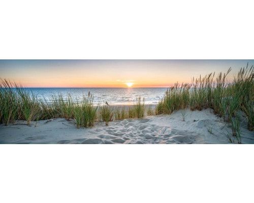 Fotobehang Strand met Duinen en Zee met uitzicht over zand, helmgras en glinsterende golven.
