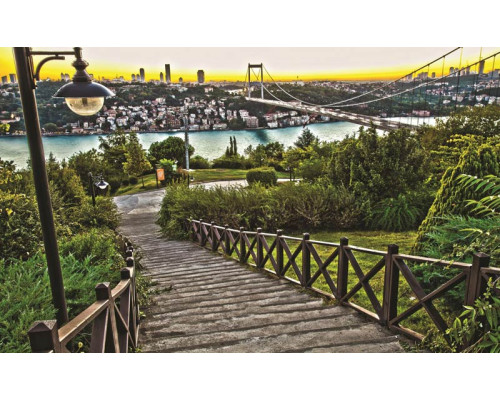 Fotobehang met uitzicht op een stad en een brug in een natuurlijk landschap.