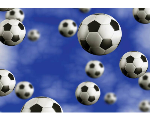 Fotobehang met blauwe voetballen zwevend in de lucht op een sportieve achtergrond.