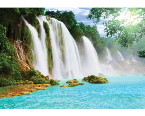 Fotobehang met een waterval in de jungle, omgeven door dichte vegetatie.