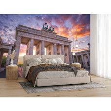 Fotobehang Brandenburger Tor bij Warm Avondlicht in de slaapkamer met warme gloed en monumentale zuilen in perspectief.