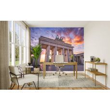 Fotobehang Brandenburger Tor bij Warm Avondlicht in het kantoor met dieptewerking door laag camerastandpunt en avondkleuren.
