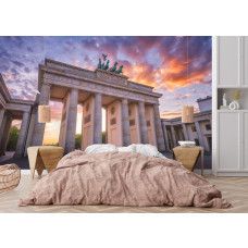 Fotobehang Brandenburger Tor bij Warm Avondlicht in de slaapkamer met rustige avondtinten en strak lijnenspel van de poort.